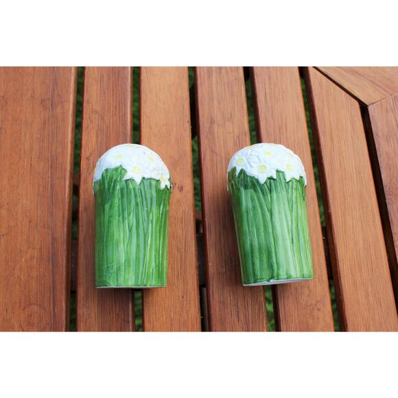 Vintage Ceramic Flower Salt And Pepper Shaker Set From The 1950's - Picture 6 of 7